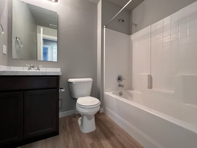 Building Photo - Beautiful Home Tucked In A Great Neighborhood