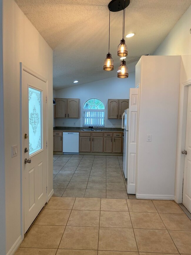 Building Photo - Great 4 Bedroom 3 Bathroom Pool Home in Indian Creek