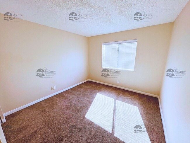 Building Photo - 3 Bed/2 Bath Two Story Townhome in Gated Community