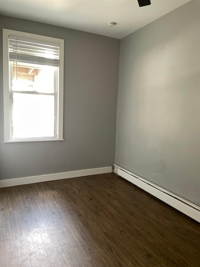 Building Photo - 418 3rd St