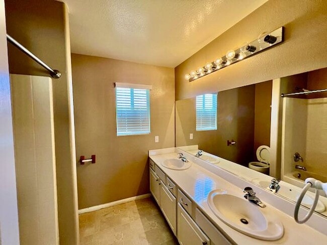 Building Photo - Sunridge Stunner! 4 Bedrooms!