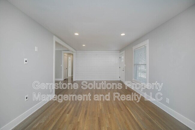 Building Photo - 413 Lynn Dr