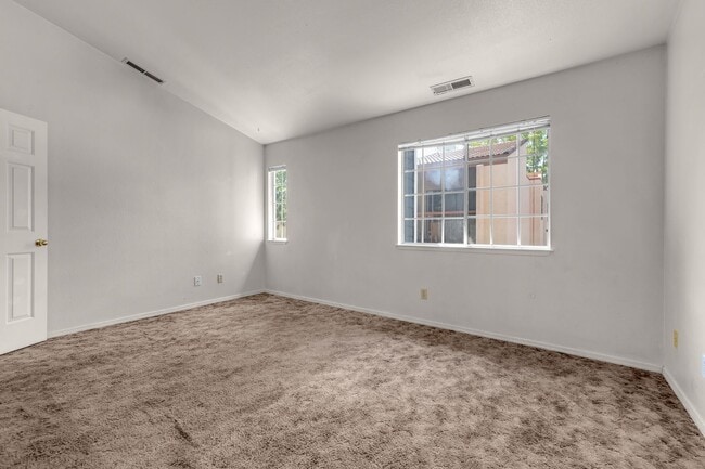 Building Photo - One car garage Townhouse