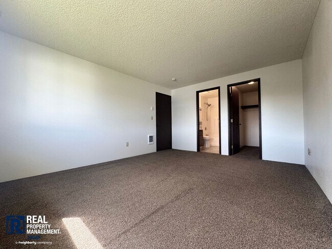 Building Photo - Charming 2 Bedroom! Stunning Views!