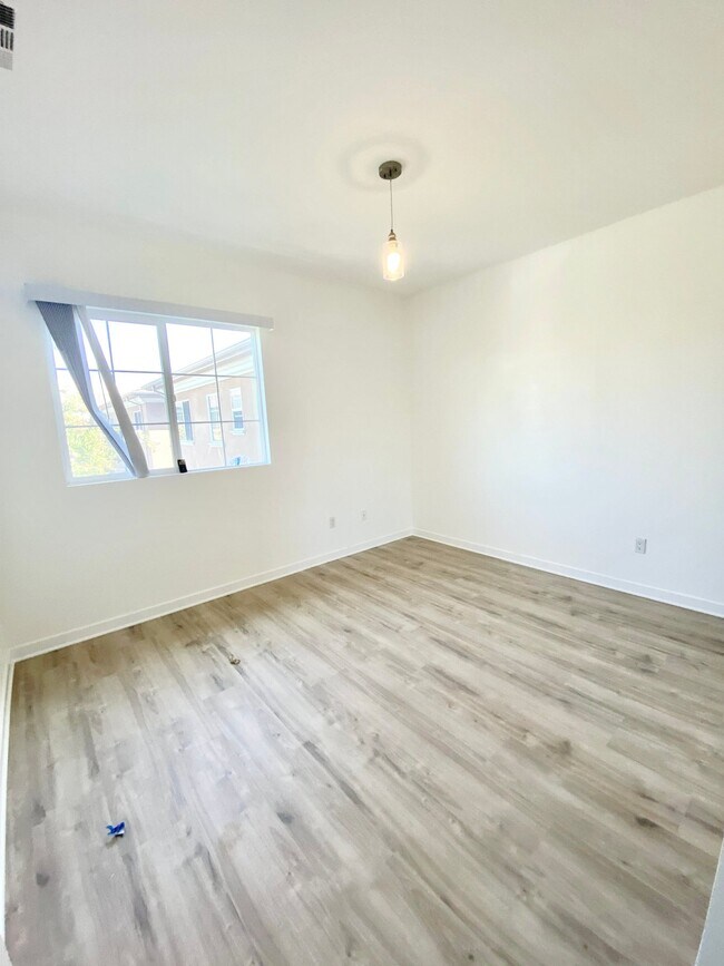 Building Photo - 9731 Vesper Ave