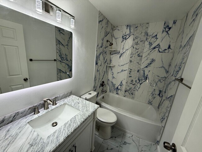 Building Photo - Modern Comfort & Convenience in a Prime Location