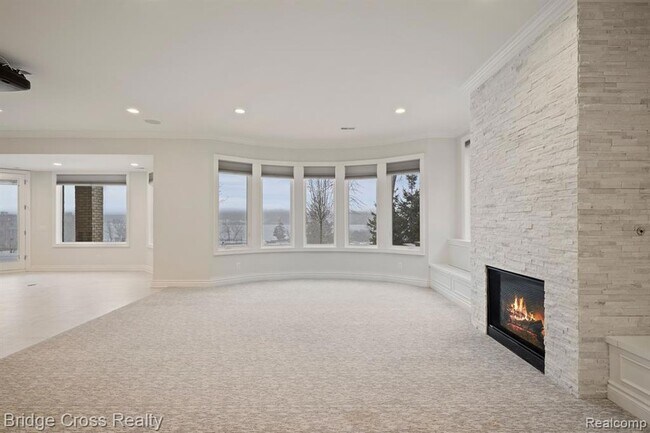 Building Photo - 5820 Lakeview St