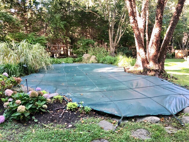 Building Photo - 10 Deer Path