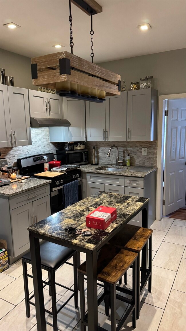 Building Photo - 40 Willow St