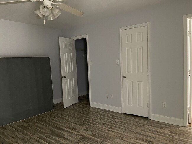 Building Photo - Condo Living Is The Life For You