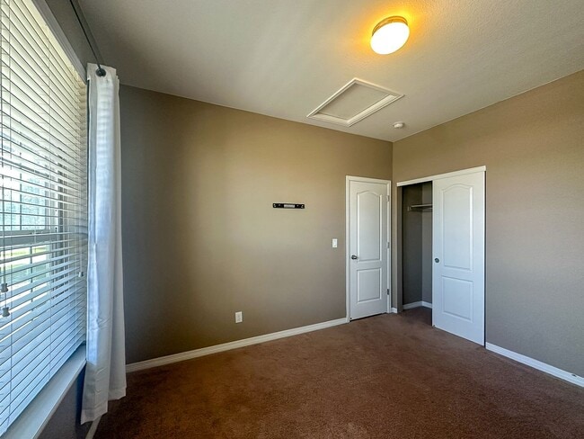 Building Photo - 4bd house in a heart of Dove Village!