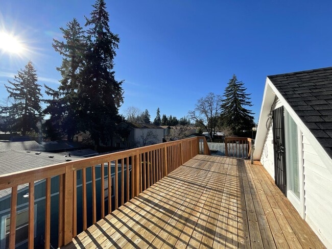 Building Photo - Fantastic Duplex Unit with Washer/Dryer, Parking, Outdoor Space