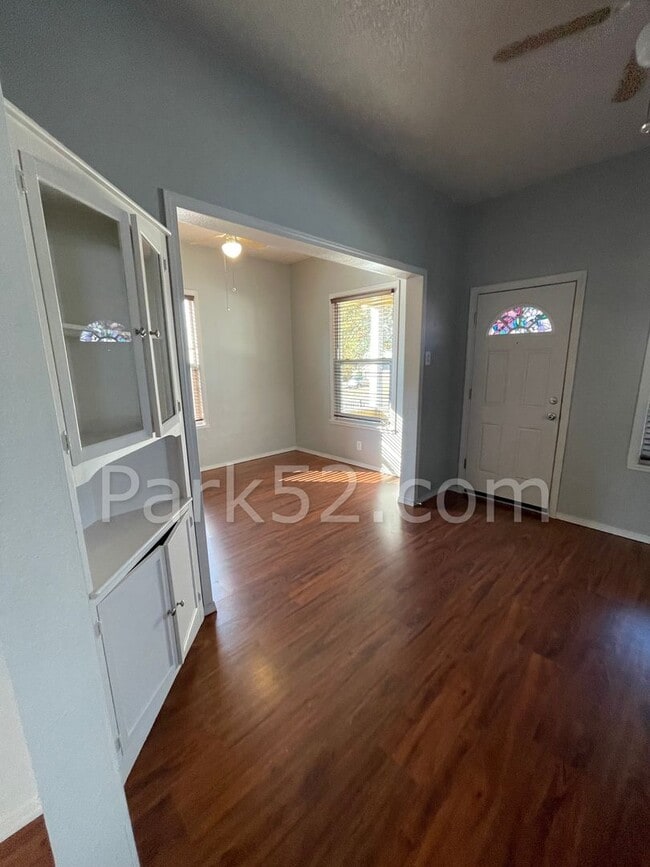 Building Photo - 3 Bedroom Tacoma Single Family Home- Pet Friendly!