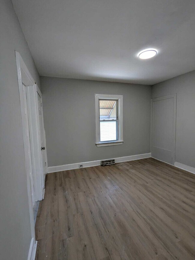 Building Photo - 15 Locust Ave