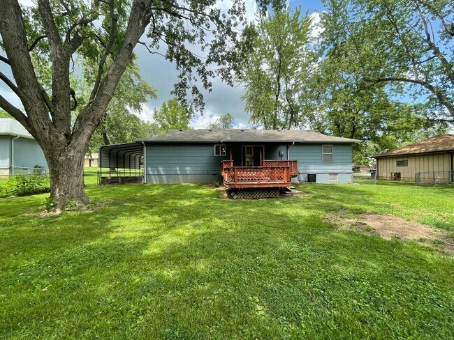 Building Photo - Great Location 3 bedroom 1 bath 1car garage