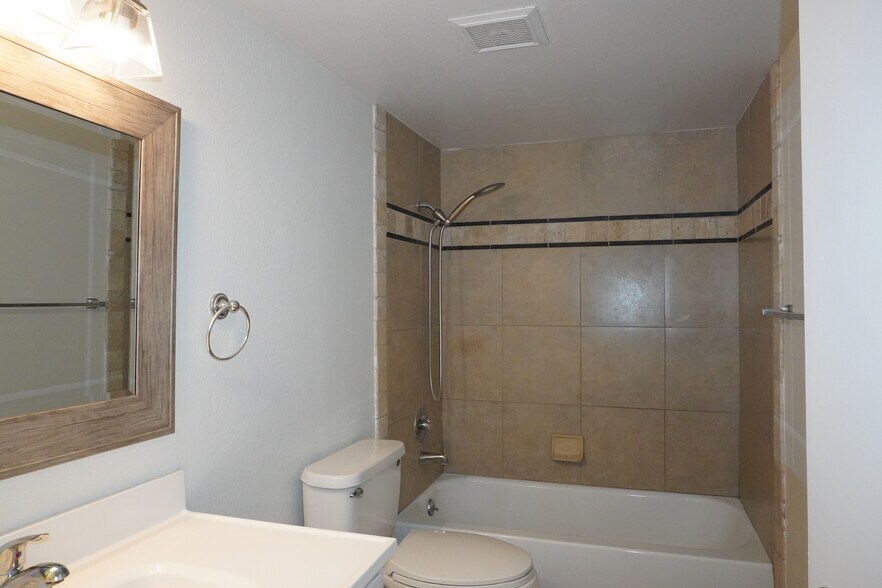 Tiled bath - 8558 E Portland St