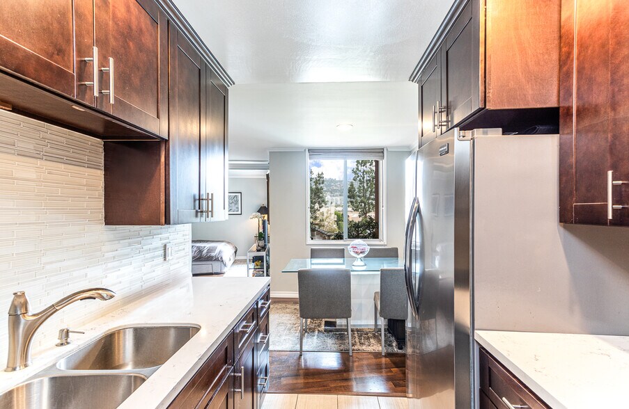 Building Photo - 100 S Doheny Dr