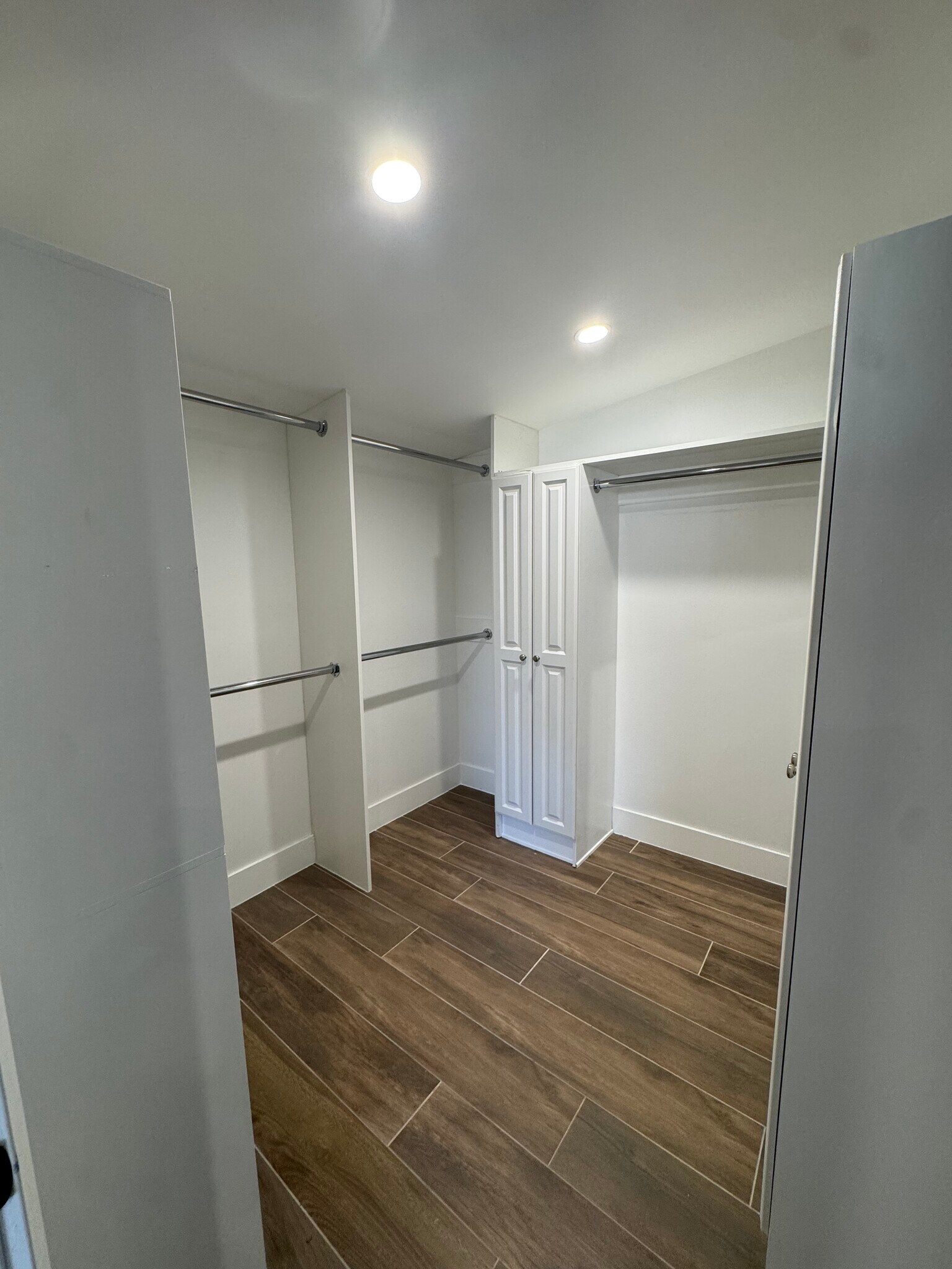 Building Photo - 6439 1/2 Graves Ave