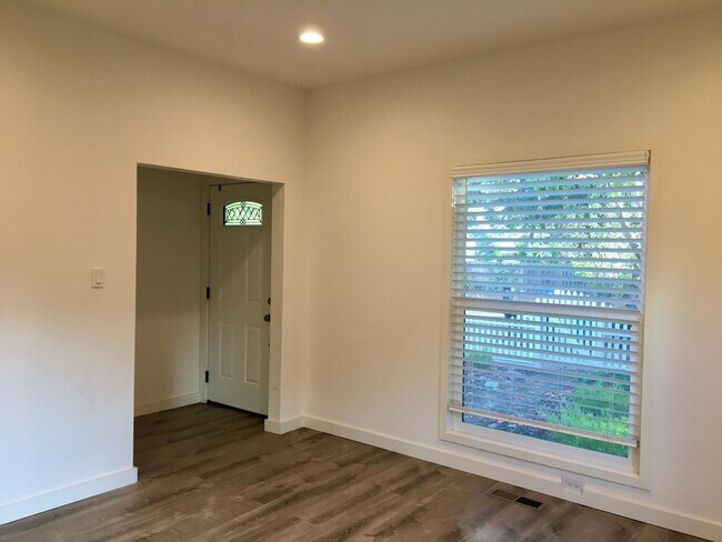 Building Photo - 853 Channing Ave