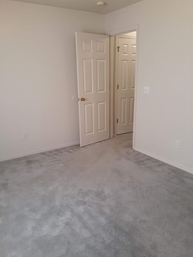 Building Photo - Executive Rental - Charming 3-bedroom 2 bath 2 car garage-available to view now