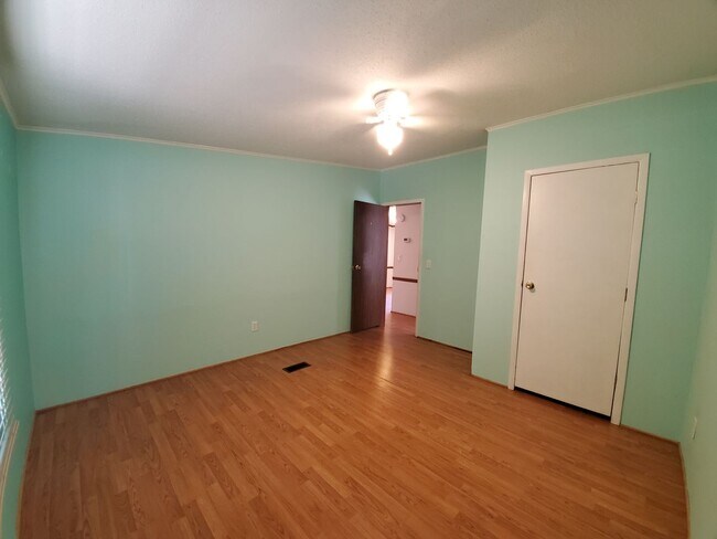 Building Photo - 4043 Nashville Dr