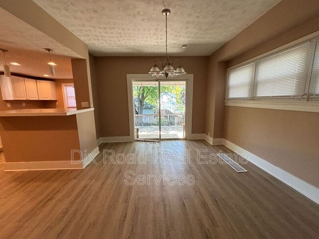 Building Photo - 217 Fernwood Ave