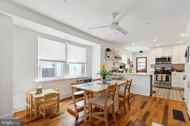 Building Photo - 322 Woodbine Ave