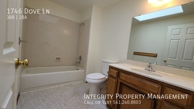 Building Photo - 1746 Dove Ln