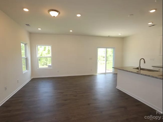 Building Photo - Spacious and modern home featuring 3 bedro...