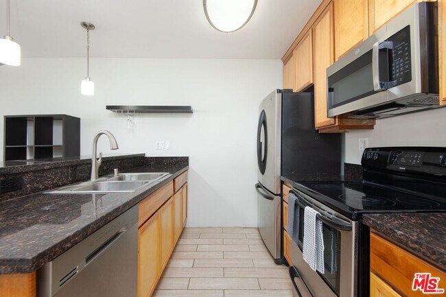 Building Photo - 10982 Roebling Ave
