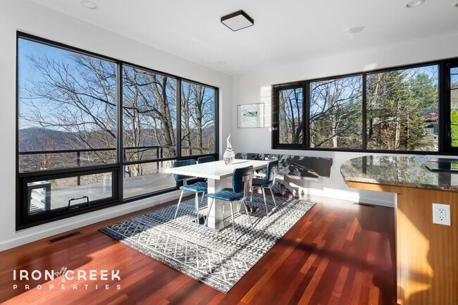 Building Photo - 910 Rockhold Dr