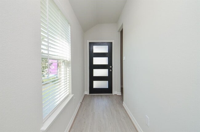 Building Photo - 7402 Sunlit Hbr Dr