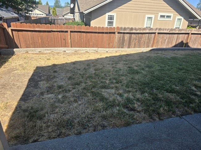 Building Photo - 3 bed 2 bath  Home for Rent in Grants Pass