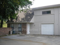 Building Photo - 2909 University Dr