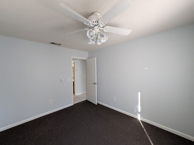 Building Photo - Wonderful 3/2/2 Corner Lot Near Golf Course In Citrus Springs