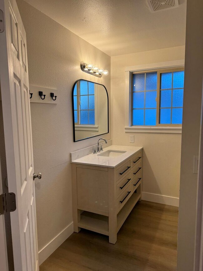 Building Photo - Updated Duplex in SE Bend
