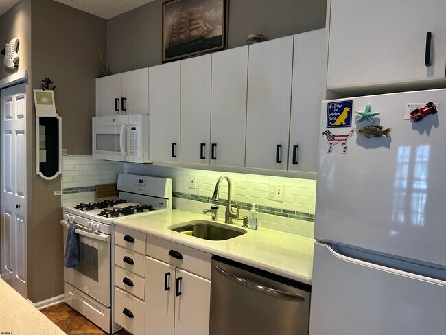 Building Photo - 25 S Surrey Ave