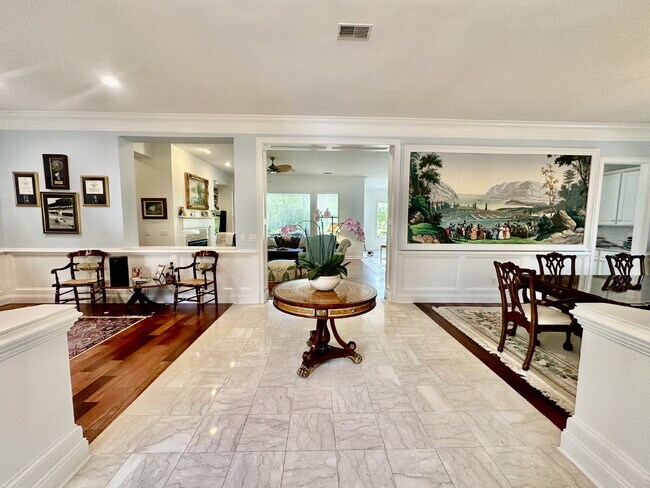 Building Photo - Spacious Beautifully Appointed Two Bedroom...