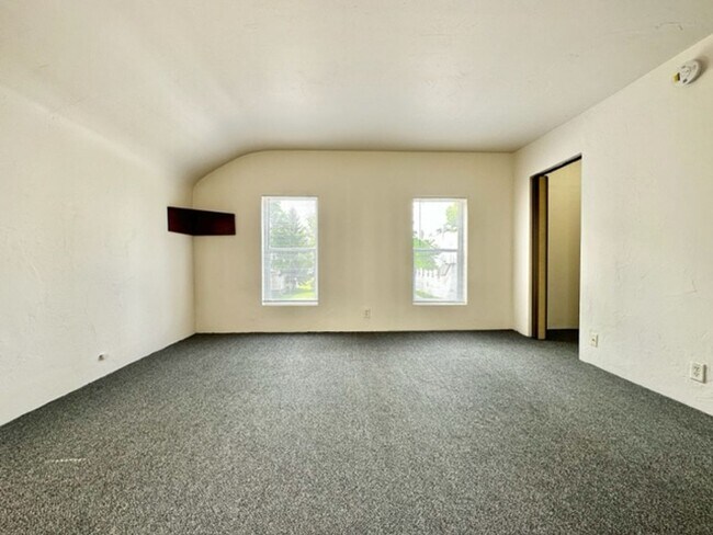 Building Photo - 1243 E Walnut St