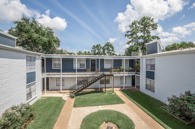 Building Photo - Whispering Oaks