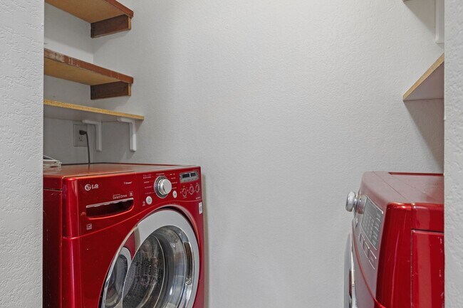 Building Photo - Spacious 3BR/3BA Condo w/ Loft & Vaulted Ceilings!