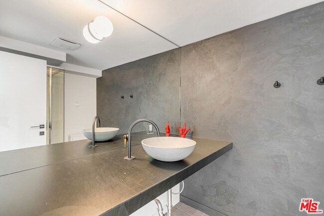 Building Photo - 7135 Hollywood Blvd