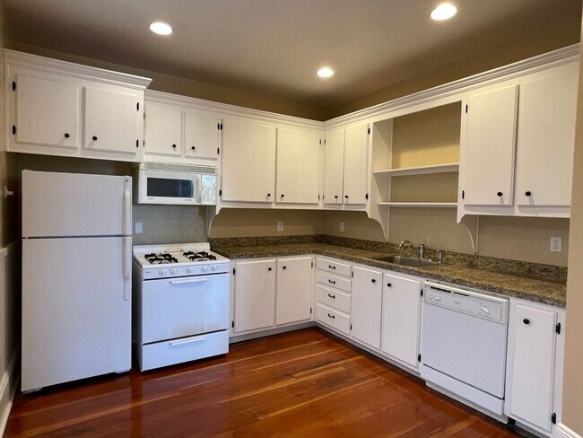 Building Photo - 1008 N Killingsworth St