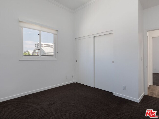 Building Photo - 230 S Hamilton Dr