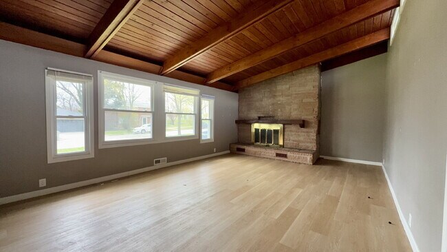 Building Photo - Beautifully remodeled 3 bedroom, 1.5 bath home.