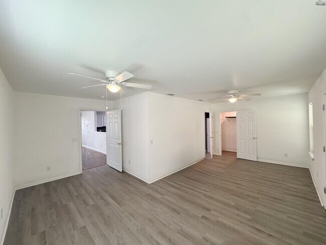 Building Photo - 406 2nd St