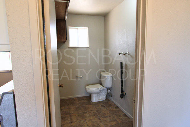 Building Photo - Charming and Cozy 2-bedrooms, 1.5-baths ho...