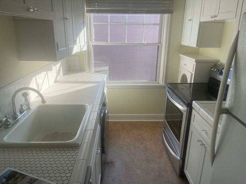 Kitchen with W/D and new range - 711 NE Randall Ave