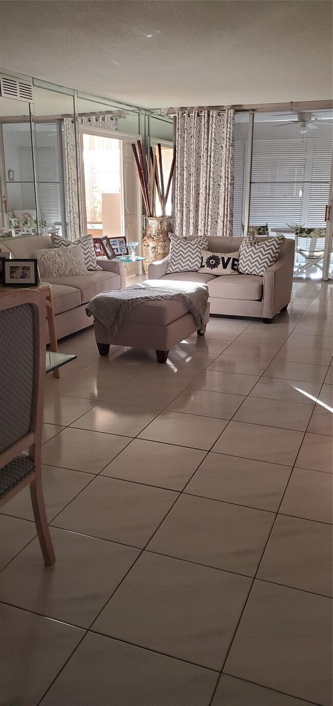 Building Photo - 2671 S Course Dr