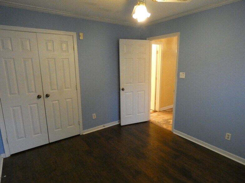 Building Photo - 3605 Pine Knoll Dr